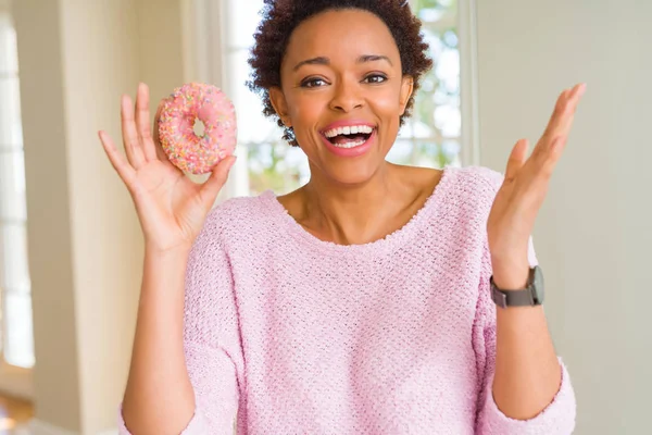 Jonge African American Vrouw Roze Suiker Donut Erg Blij Opgewonden — Stockfoto