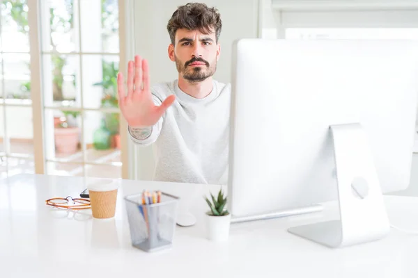 Joven Trabajando Con Computadora Con Mano Abierta Haciendo Stop Sign — Foto de Stock