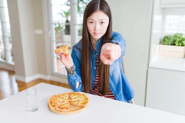 Красива Азіатська Жінка Їсть Шматочок Сиру Піцу Вказуючи Пальцем Камери — стокове фото