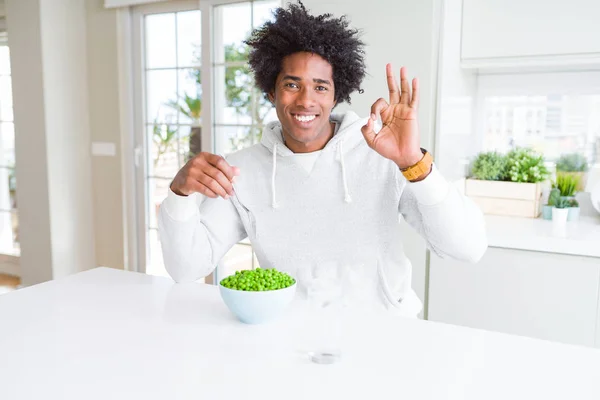 Afroamerické Muže Jíst Čerstvý Zelený Hrášek Doma Dělá Cedulka Prsty — Stock fotografie