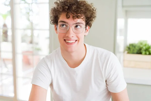 Joven Hombre Guapo Con Gafas Sonriendo Mirando Lado Mirando Hacia —  Fotos de Stock