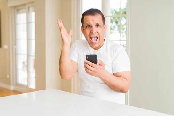 Hombre Mediana Edad Usando Teléfono Inteligente Casa Muy Feliz Emocionado —  Fotos de Stock