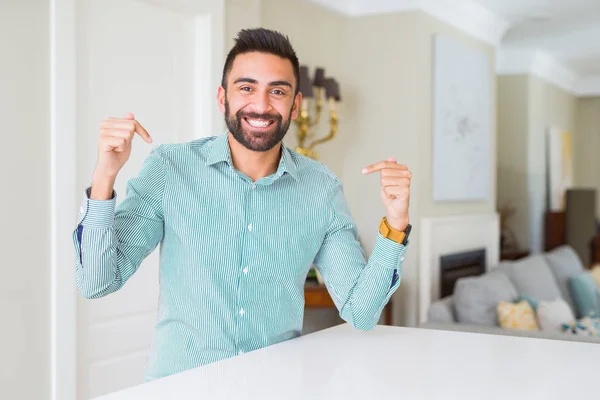 Hombre Hispano Guapo Casa Mirando Confiado Con Sonrisa Cara Señalándose — Foto de Stock