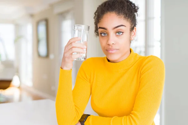 Jovem Afro Americana Bebendo Copo Água Doce Com Uma Expressão — Fotografia de Stock
