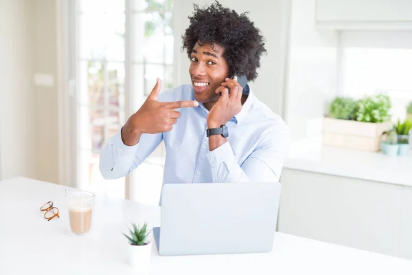 非常に幸せな手と指で指して 電話で話しているアフリカ系アメリカ人のビジネスマン — ストック写真