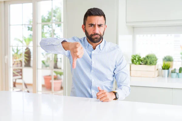 Hombre Negocios Hispano Guapo Buscando Infeliz Enojado Mostrando Rechazo Negativo — Foto de Stock