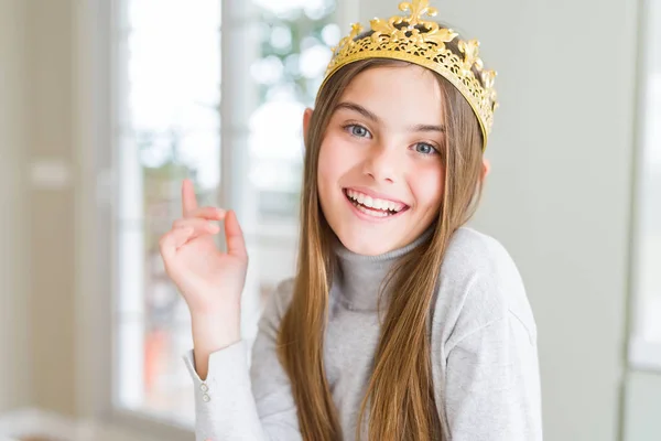 Красивая Молодая Девушка Золотой Короне Принцесса Сказки Большой Улыбкой Лице — стоковое фото