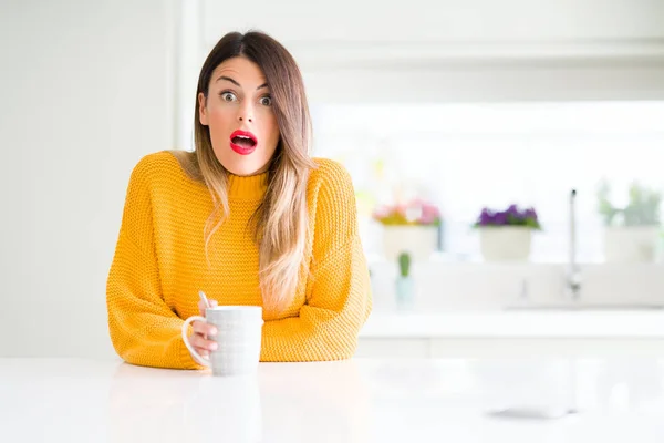 Junge Schöne Frau Die Hause Eine Tasse Kaffee Trinkt Erschrocken — Stockfoto