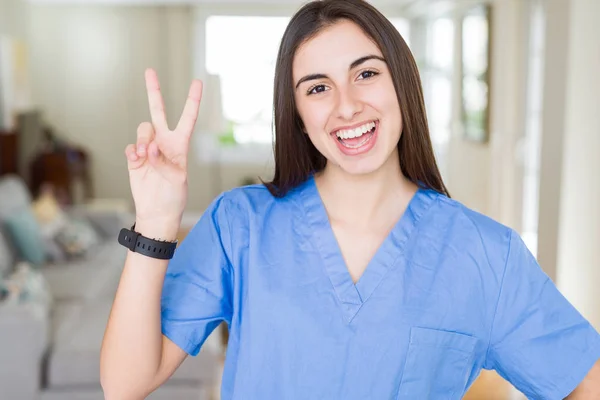 Bella Giovane Infermiera Alla Clinica Sorridente Con Faccia Felice Strizzando — Foto Stock