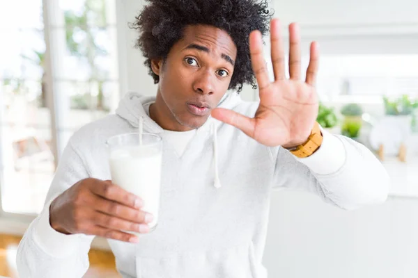 Afrikanisch Amerikanischer Mann Hält Und Trinkt Ein Glas Milch Mit — Stockfoto