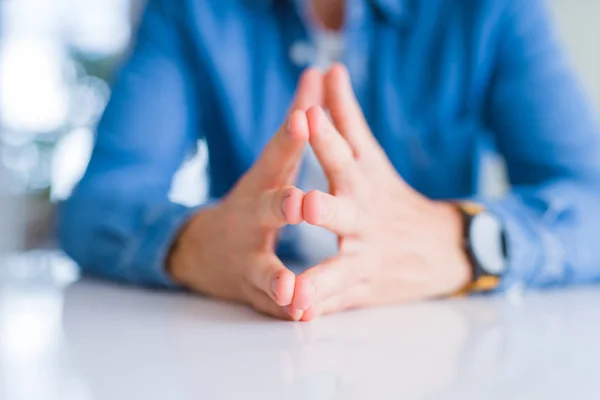 Close up de mãos de homem com palmas juntas sobre mesa branca — Fotografia de Stock