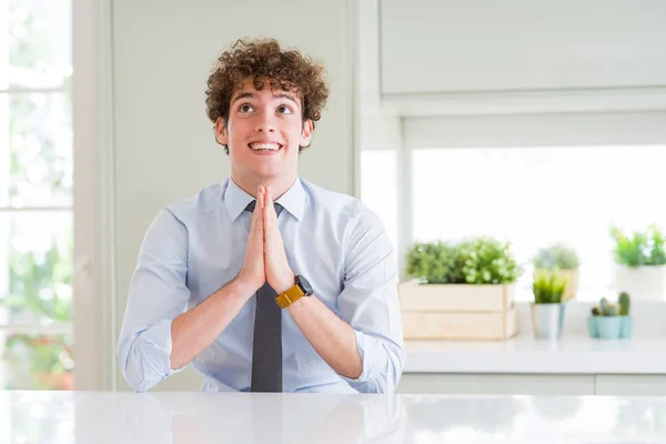 Junger Geschäftsmann Mit Krawatte Der Mit Den Händen Vergebung Fleht — Stockfoto