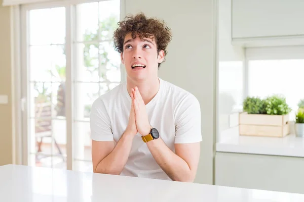Νεαρός Όμορφος Άνδρας Φορώντας Άσπρο Shirt Στο Σπίτι Επαιτεία Και — Φωτογραφία Αρχείου