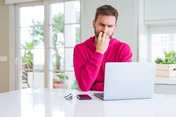 Gutaussehender Mann Der Mit Einem Computer Laptop Arbeitet Und Gestresst — Stockfoto