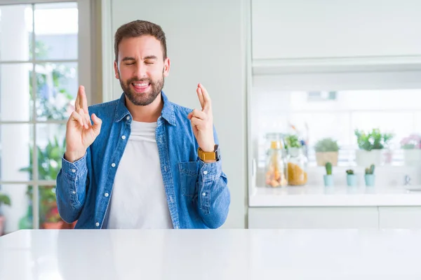 Stilig Man Hemma Leende Korsning Fingrar Med Hopp Och Slutna — Stockfoto