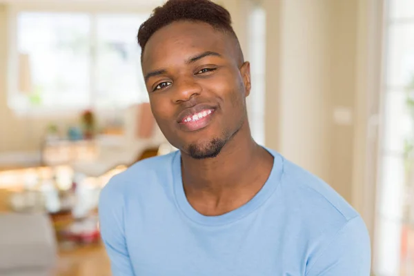 Bonito Jovem Africano Sorrindo Alegre Com Grande Sorriso Rosto — Fotografia de Stock