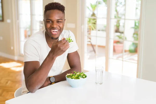 Красивый Африканский Молодой Человек Ест Здоровый Овощной Салат Используя Вилку — стоковое фото