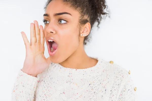 Hermosa Mujer Afroamericana Joven Con Pelo Afro Usando Suéter Casual —  Fotos de Stock