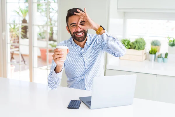 Hombre Hispano Guapo Trabajando Con Computadora Portátil Bebiendo Una Taza — Foto de Stock