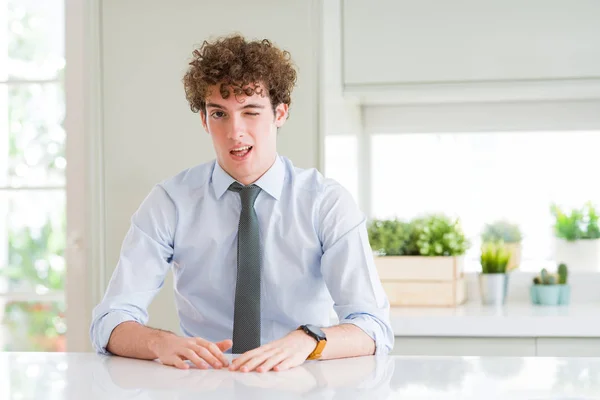 Joven Hombre Negocios Con Una Corbata Guiñando Ojo Mirando Cámara — Foto de Stock