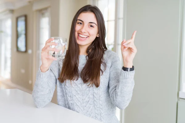 Hermosa Joven Bebiendo Vaso Agua Fresca Muy Feliz Señalando Con —  Fotos de Stock