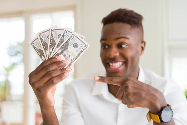 Αφρικανός Αμερικανός Άνθρωπος Κρατώντας Δολάρια Τράπεζα Χαρτονομίσματα Πολύ Χαρούμενοι Δείχνοντας — Φωτογραφία Αρχείου