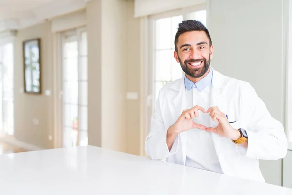Przystojny Hiszpanski Lekarz Lub Terapeuta Mężczyzna Noszenie Płaszcz Medyczny Klinice — Zdjęcie stockowe