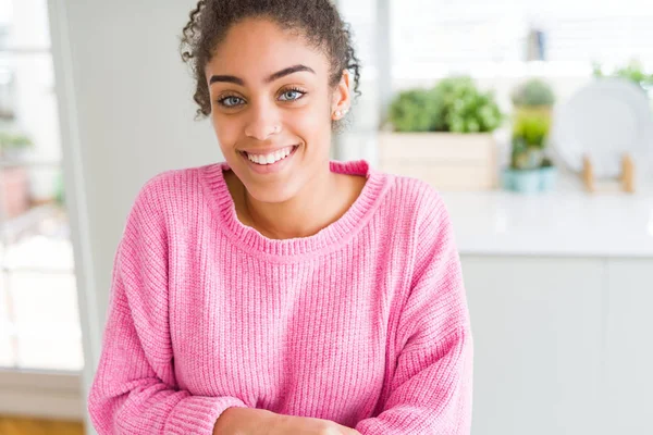 Mulher Americana Africana Bonita Jovem Com Cabelo Afro Com Sorriso — Fotografia de Stock