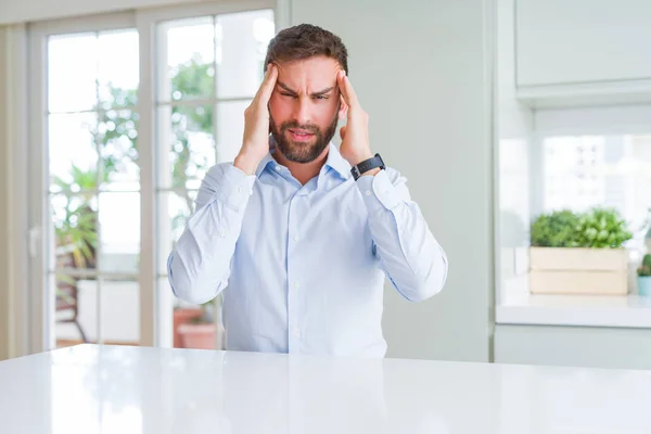 Yakışıklı Adam Baş Baş Ağrısı Için Ile Çünkü Stres Migren — Stok fotoğraf
