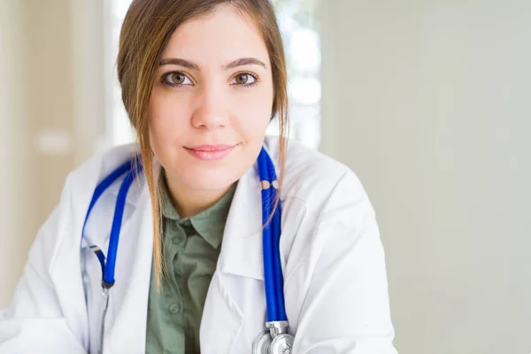 Schöne Junge Ärztin Medizinischem Mantel Und Stethoskop Entspannt Mit Ernstem — Stockfoto