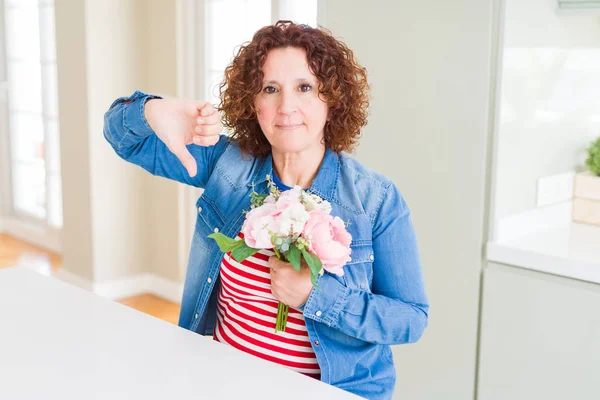Senior Kvinna Som Håller Kondominium Bukett Rosa Blommor Med Arga — Stockfoto