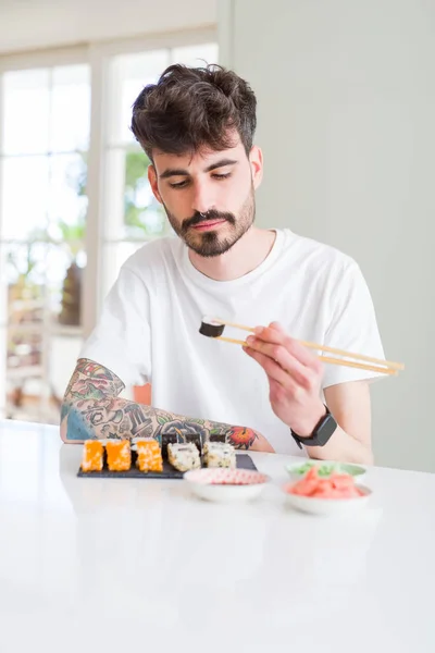 Joven Comiendo Sushi Asiático Comida Usando Choopsticks — Foto de Stock