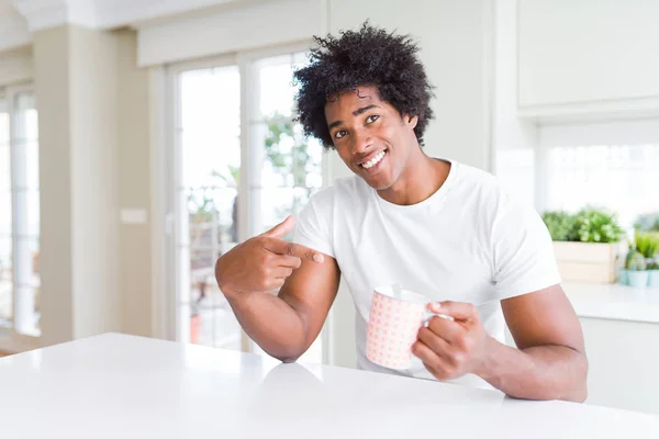 Američan Afričana Muž Afro Vlasy Pít Šálek Kávy Velmi Šťastný — Stock fotografie