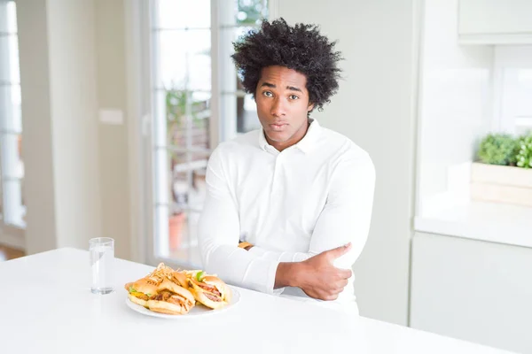 Africká Americká Hladový Člověk Jíst Hamburger Oběd Skeptik Nervózní Nesouhlasným — Stock fotografie