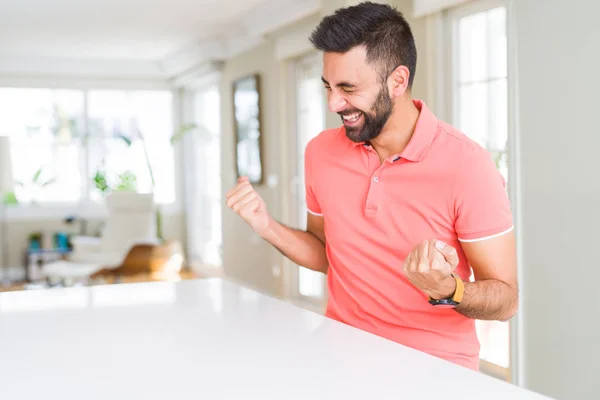 Knappe Hispanic Man Dragen Casual Shirt Thuis Erg Blij Opgewonden — Stockfoto