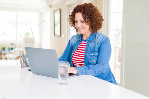 Mulher Sênior Trabalhando Usando Laptop Computador Com Uma Expressão Confiante — Fotografia de Stock