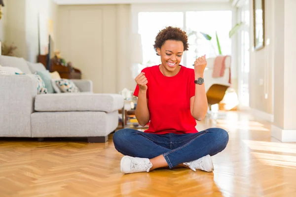 Junge Schöne Afrikanisch Amerikanische Frau Sitzt Auf Dem Boden Hause — Stockfoto