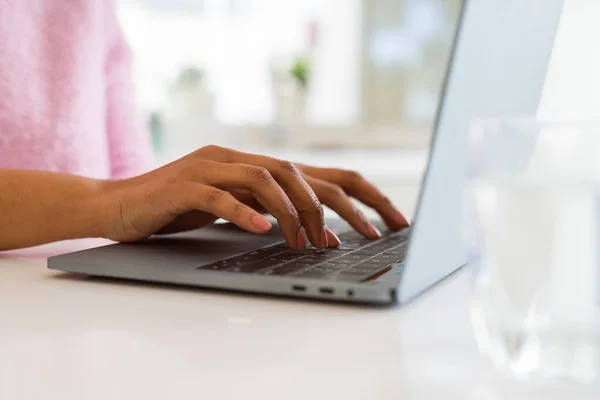 Primo piano della giovane donna che lavora digitando utilizzando il computer portatile — Foto Stock