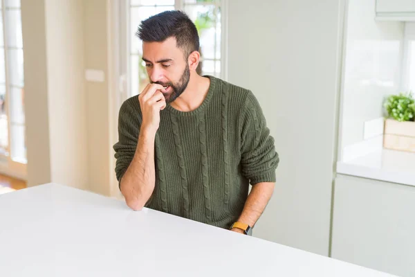 Hombre Hispano Guapo Usando Suéter Casual Casa Buscando Estresado Nervioso —  Fotos de Stock