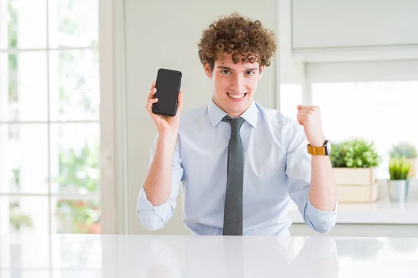 Unga Företag Man Visar Smartphone Skärmen Kontoret Skrek Stolt Och — Stockfoto