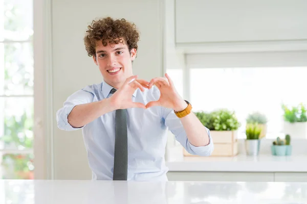 Joven Hombre Negocios Con Una Corbata Sonriendo Amor Mostrando Símbolo — Foto de Stock