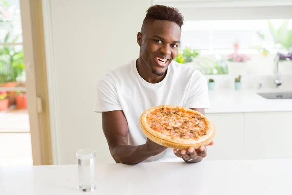 Bonito Jovem Africano Segurando Mostrando Sorrindo Orgulhoso Pizza Queijo Caseiro — Fotografia de Stock