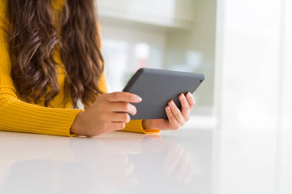 Mooie Jonge Vrouw Werken Met Behulp Van Touchpad Tablet — Stockfoto