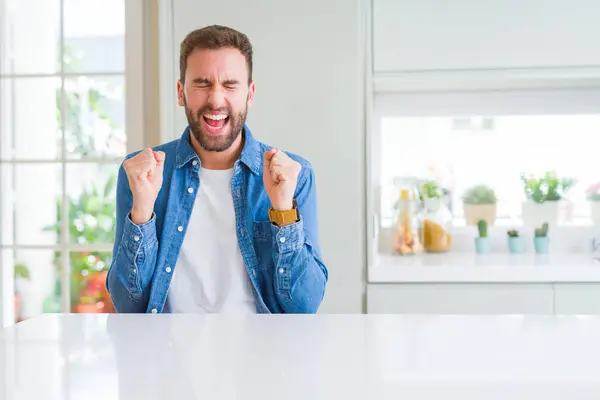 Stattliche Mann Hause Aufgeregt Für Den Erfolg Mit Erhobenen Armen — Stockfoto