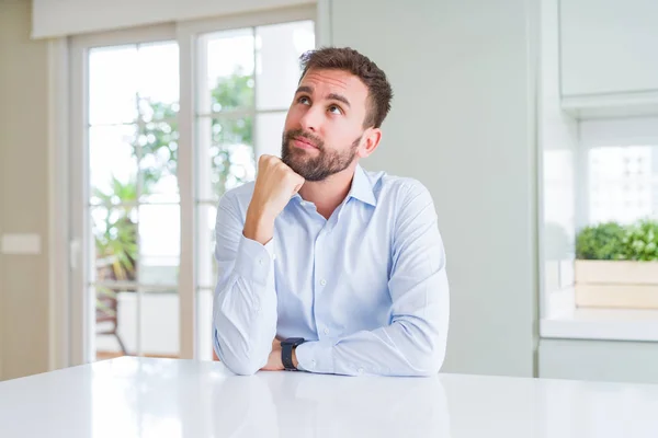 Stilig Affärsman Med Hand Hakan Funderar Frågan Fundersam Uttryck Ler — Stockfoto