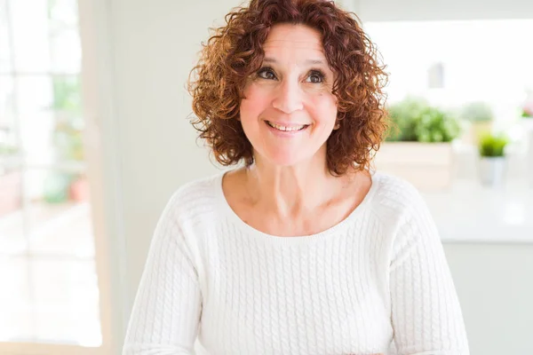 Mulher Sênior Bonita Vestindo Suéter Branco Casa Sorrindo Olhando Lado — Fotografia de Stock