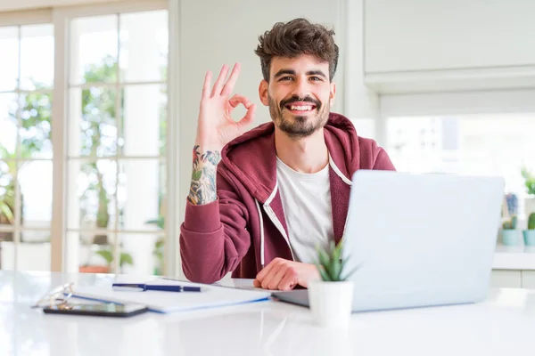 Jovem Estudante Usando Computador Portátil Notebook Fazendo Sinal Com Dedos — Fotografia de Stock