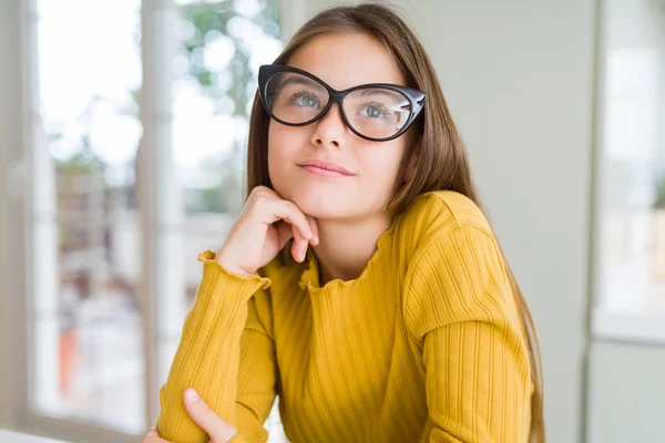 Menina Bonita Garoto Vestindo Óculos Com Mão Queixo Pensando Sobre — Fotografia de Stock