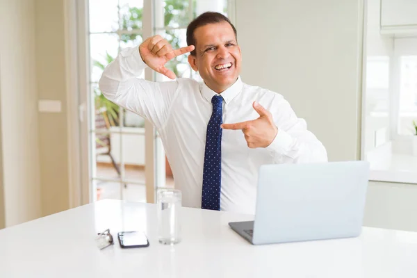 Średnim Wieku Człowiek Biznesu Pracy Komputer Laptop Uśmiechający Się Podejmowania — Zdjęcie stockowe