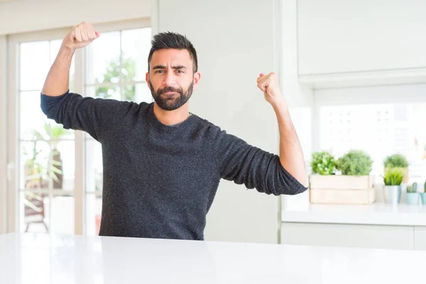 Hombre Hispano Guapo Usando Suéter Casual Casa Mostrando Los Músculos — Foto de Stock